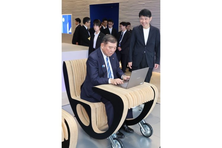 群馬県で地方創生の取り組みを視察する石破茂首相