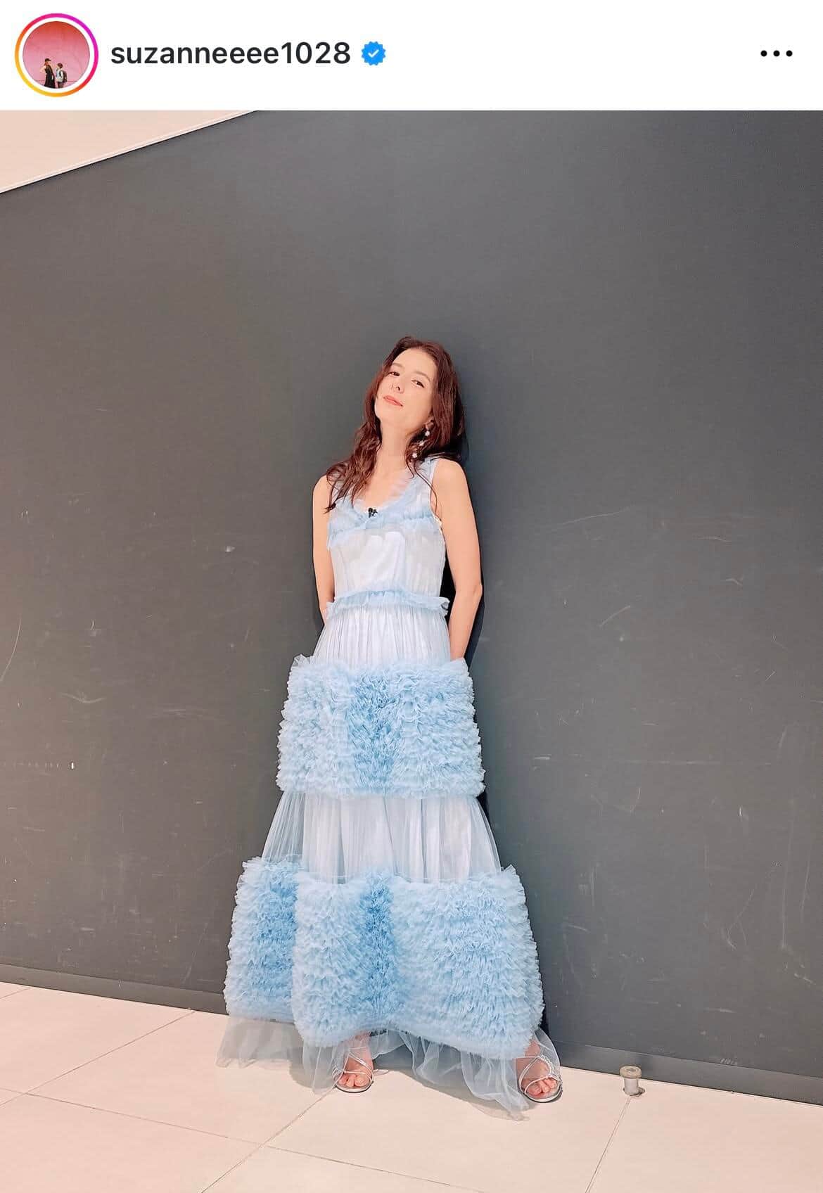 スザンヌさんが自身のインスタグラムに投稿したトレーニング中の写真。花柄のウェアを着て自撮りしている様子。