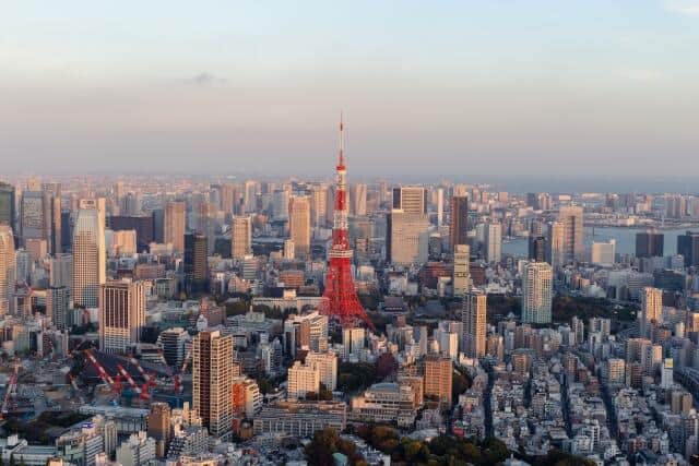 地方から都市への女性流出加速の状況を示すグラフと地図イメージ（人口減少・過疎化の関連情報）