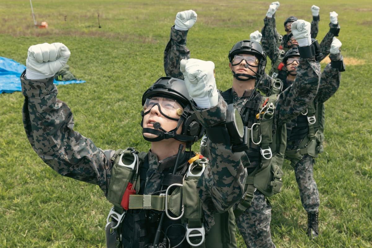 ドラマ『PJ ～航空救難団～』最終回より、航空自衛隊救難員（PJ）を演じるキャスト陣が写る場面