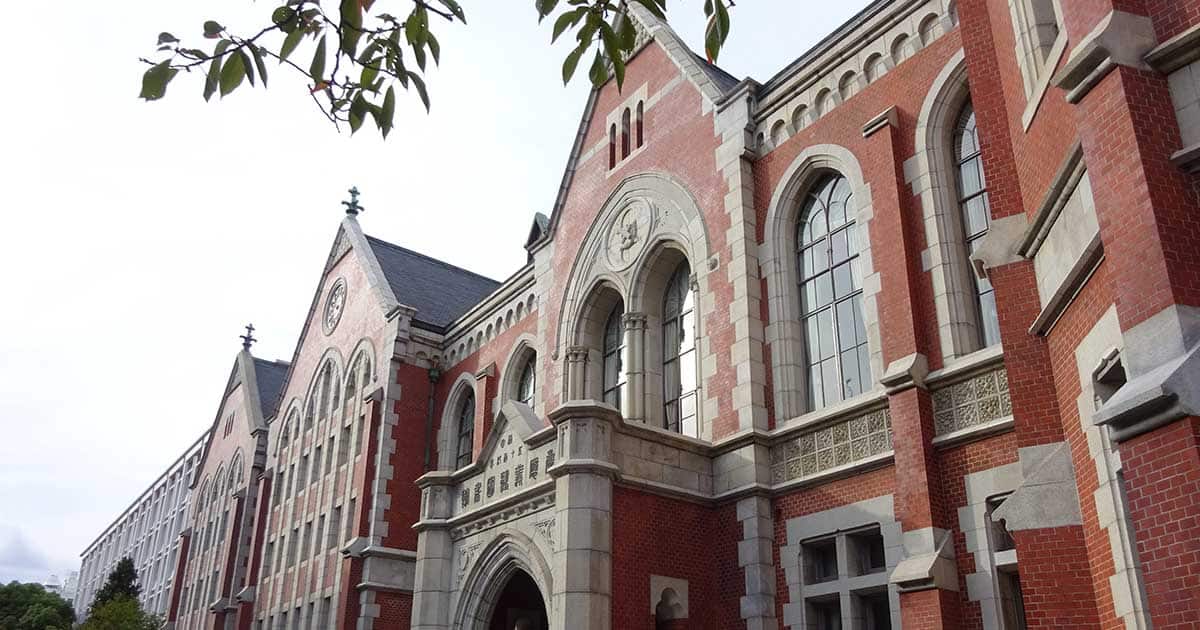 慶應義塾大学の卒業生が集まり、交流を深める「三田会」ネットワークのイメージ