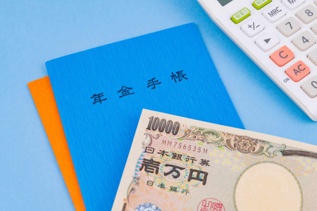 年金積立金と国民年金の関係、改正案への現役世代の声を示すイメージ図