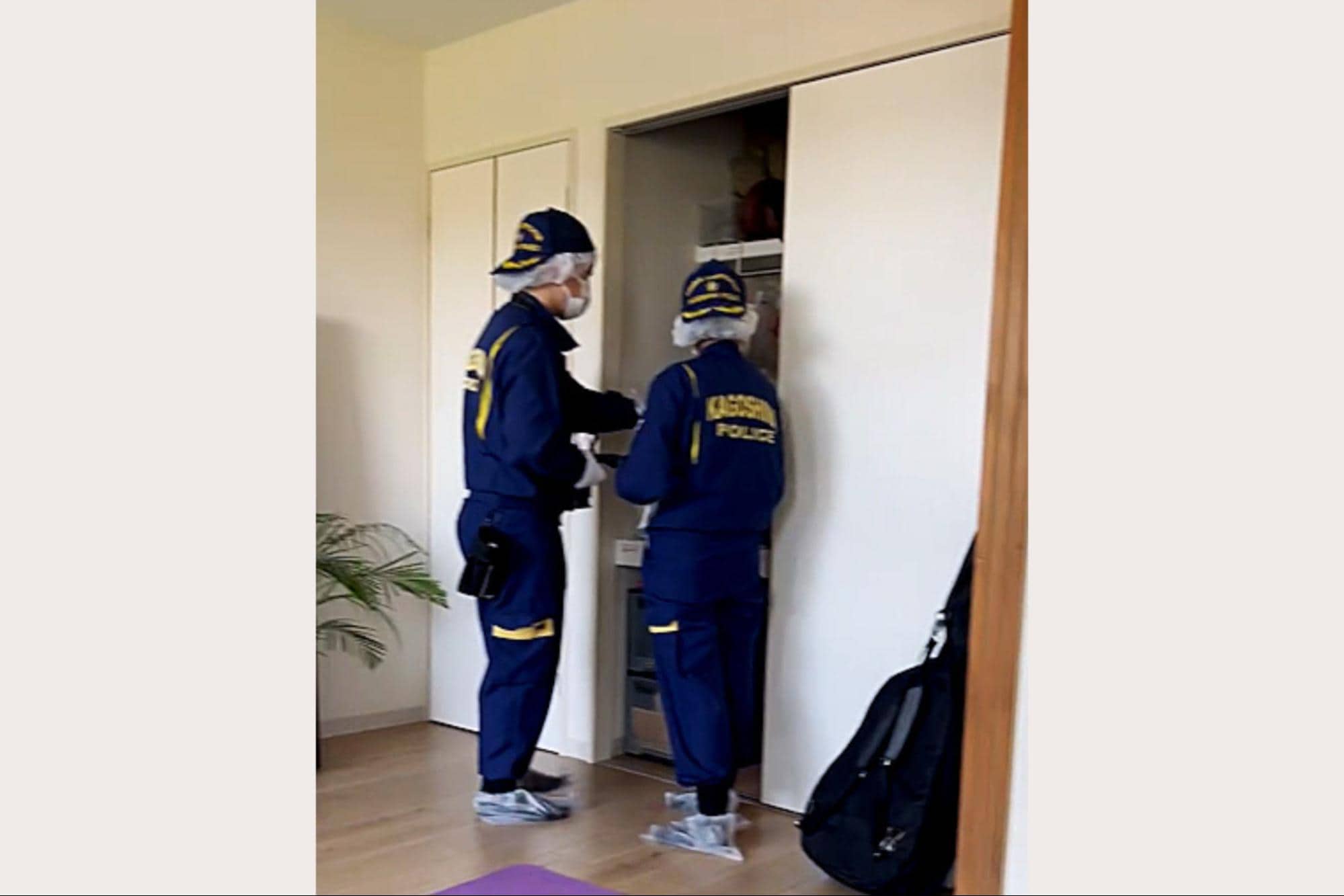 マンションの部屋で現場検証をする鹿児島県警の捜査員。扉が開いている押入れの中で女性の下着が物色された（2024年6月1日、被害者撮影）