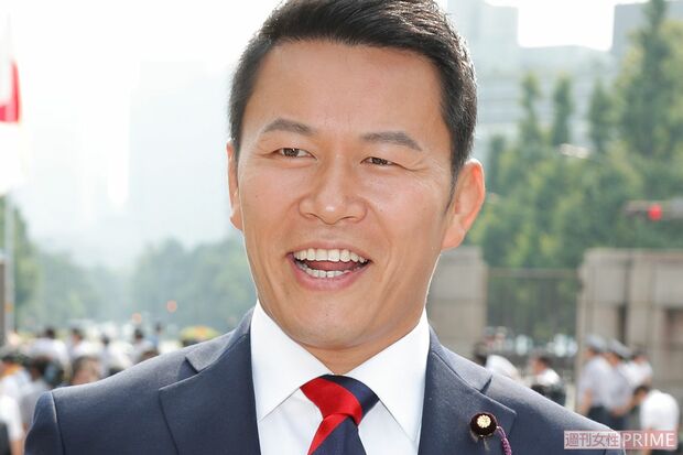 国民民主党からの参院選出馬が注目される須藤元気氏。自身がXに投稿した「電飾自転車」に乗る動画の一場面。