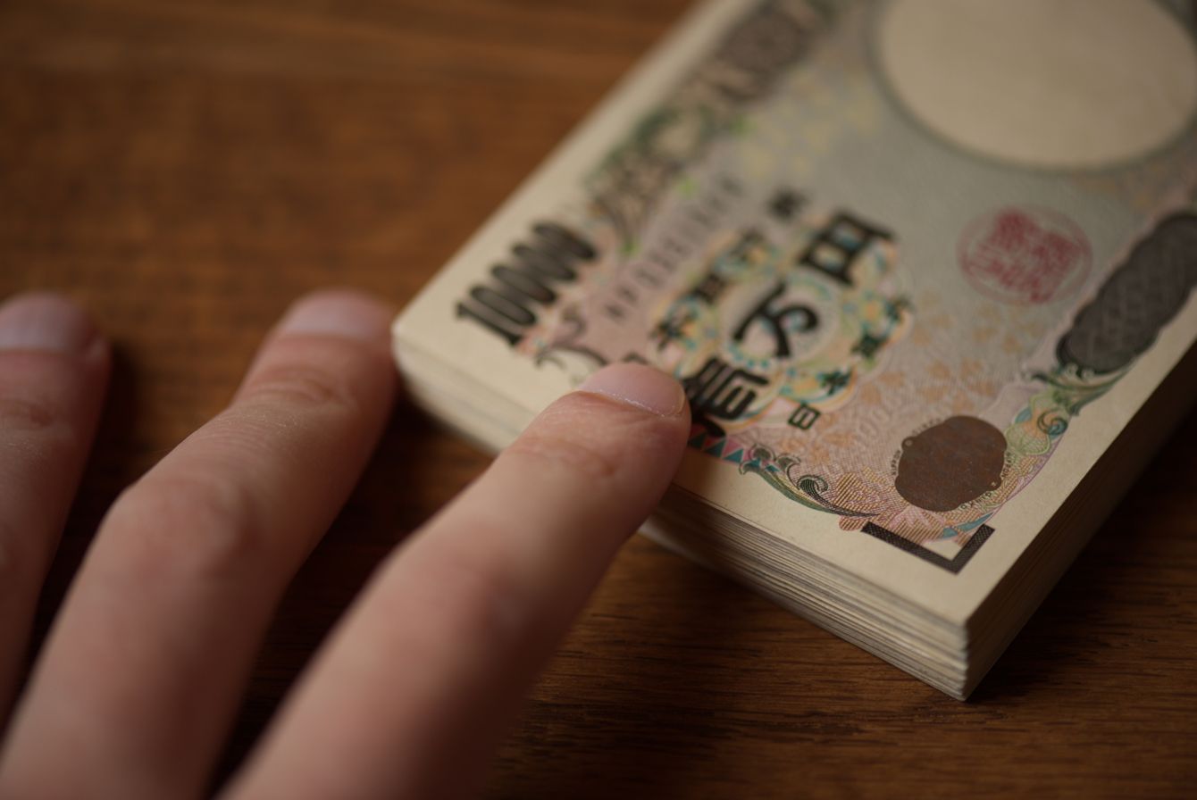 高齢の親と支え合う家族の手