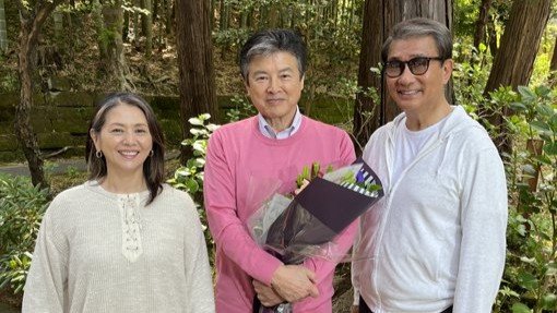 「こんなにピンクが似合う人いますか!?」小泉今日子がクランクアップを祝うベテラン俳優にSNS驚きの声『最後から二番目の恋』