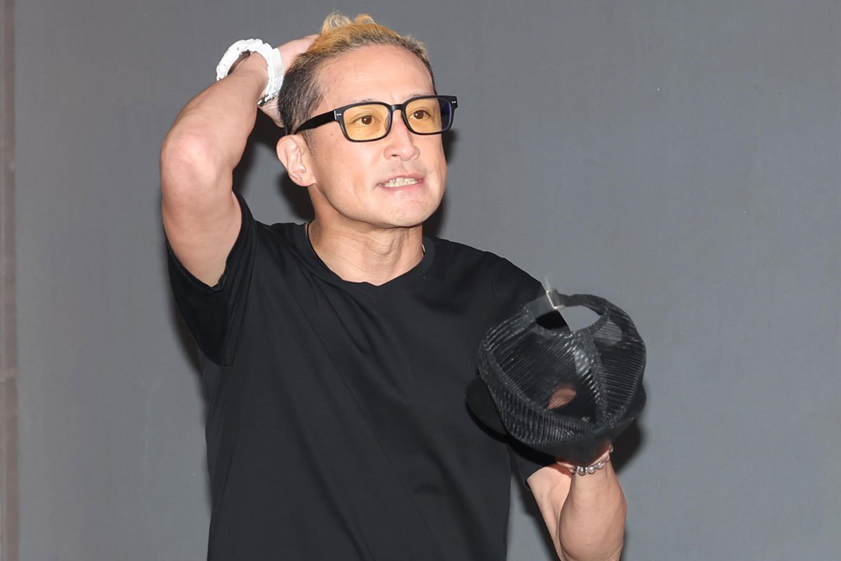 報道陣に帽子を取り頭を下げる松岡昌宏