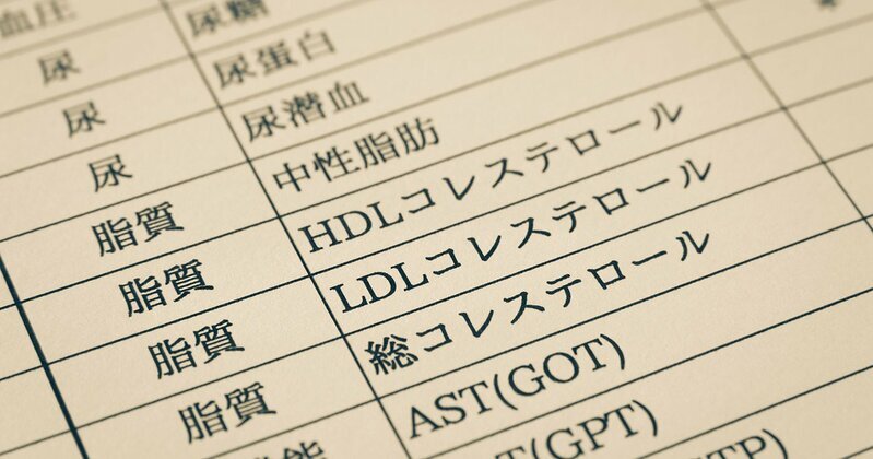 医師または看護師が患者の血糖値を測る様子。2型糖尿病の検査イメージ。