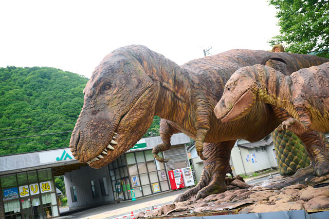 福井県大野市にある巨大なティラノサウルスのモニュメント。新設された恐竜学部に関する記事のイメージ。