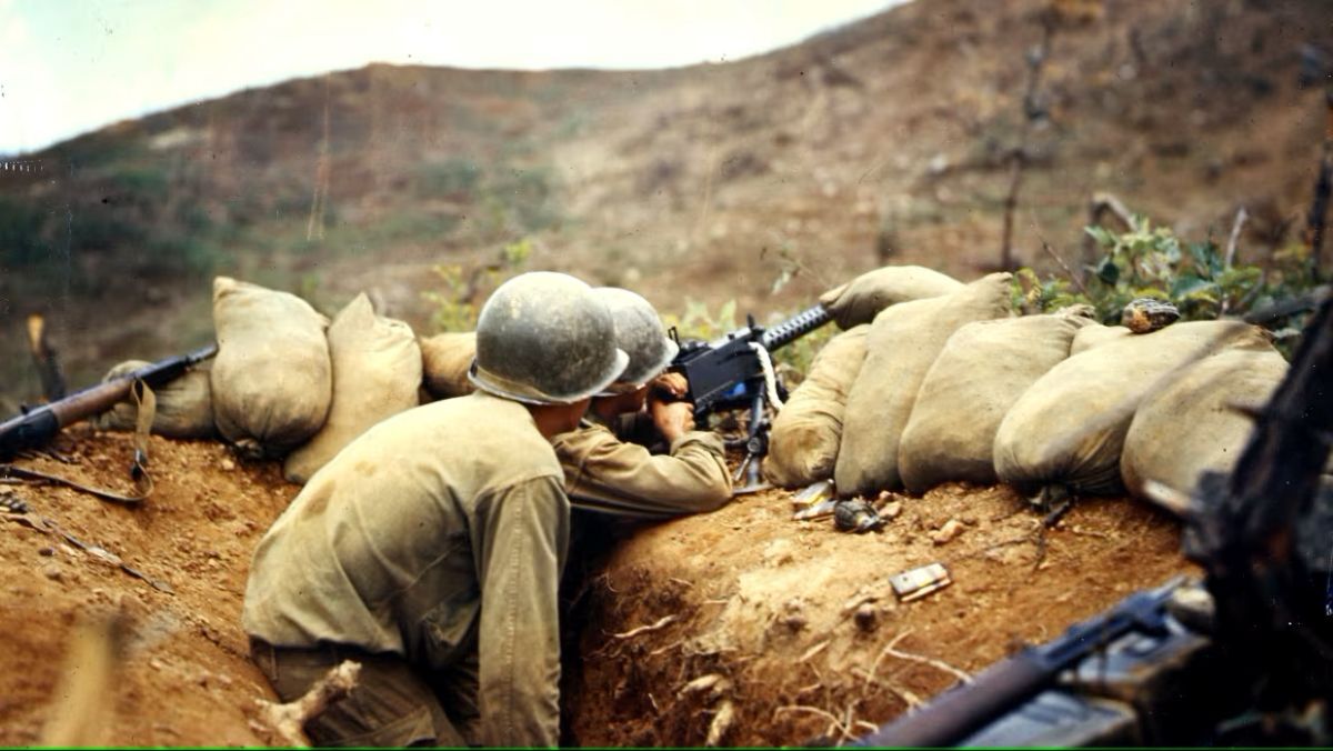 朝鮮戦争中の共産圏側陣地にて、機銃訓練に励む兵士たち（1952年7月）