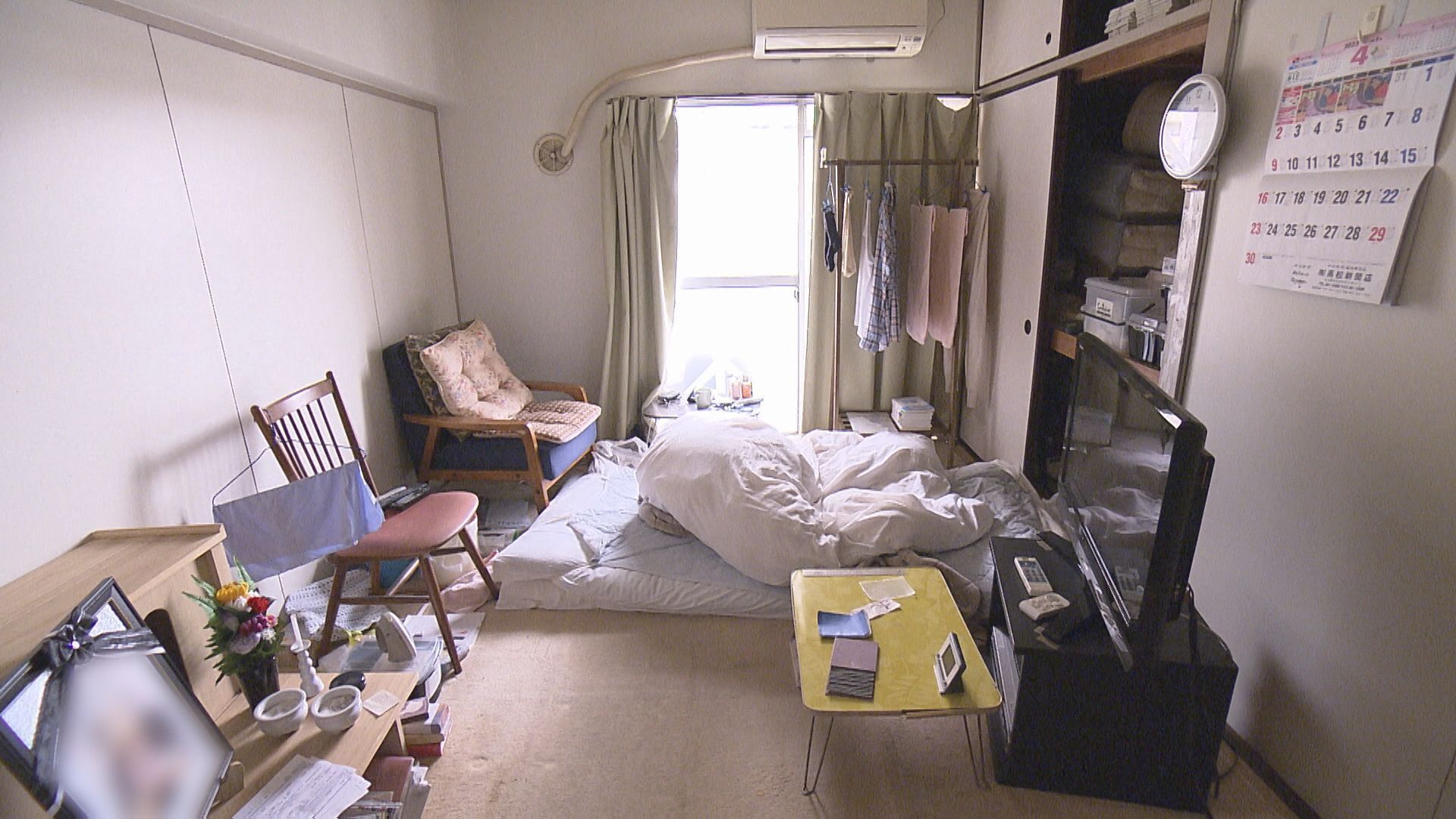 遺体安置冷蔵庫の前で説明するたつみ工業の岩根社長