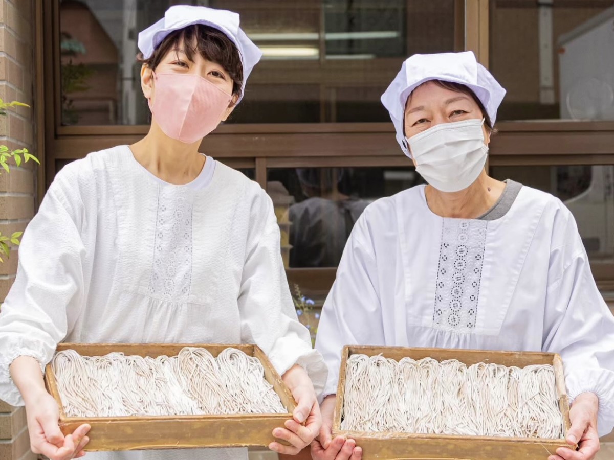 大垣市の松澤製麺所を経営する4代目の松澤明美さん（左）と娘の里香さん