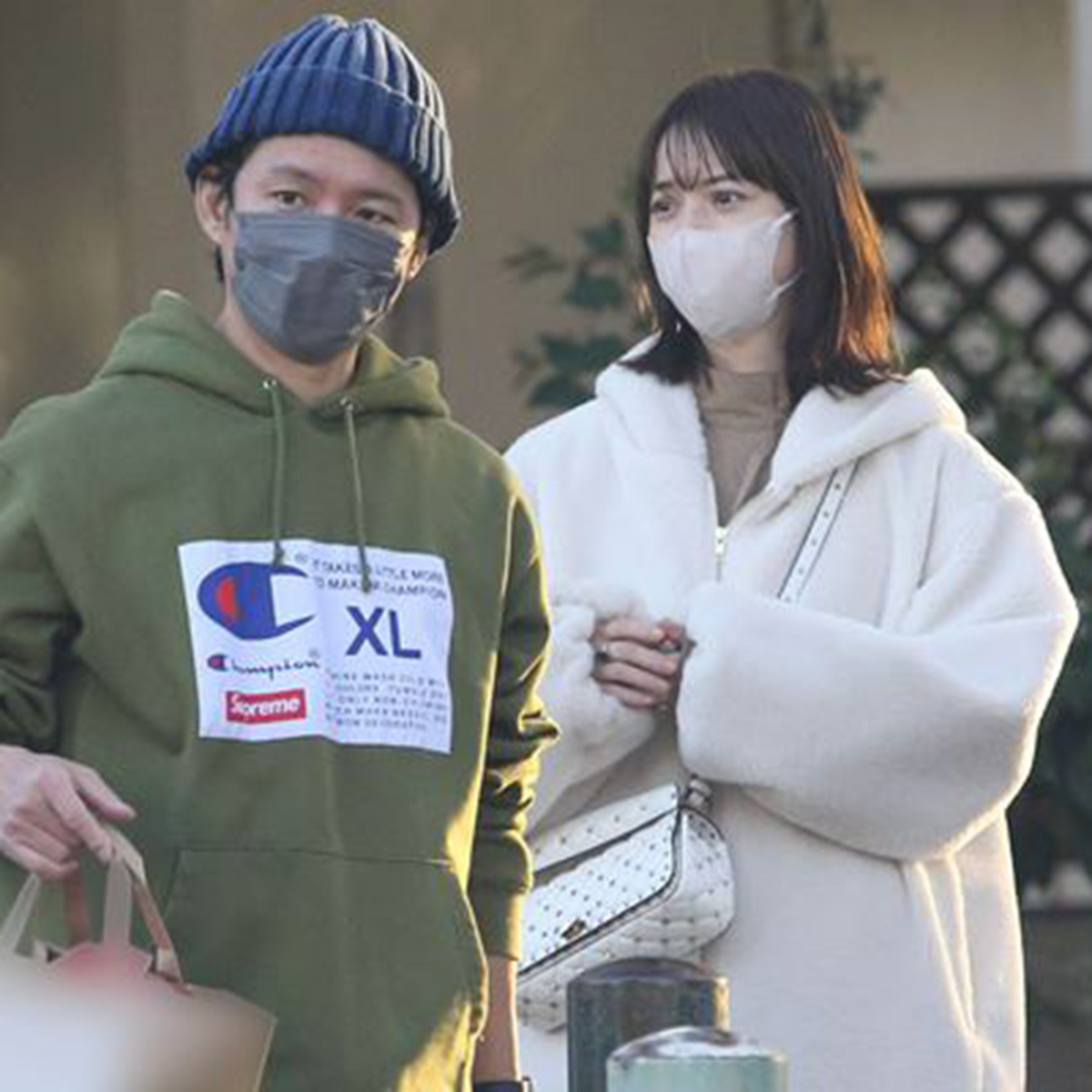 佐々木希のママ友ランチ後、家族に合流する渡部建の様子