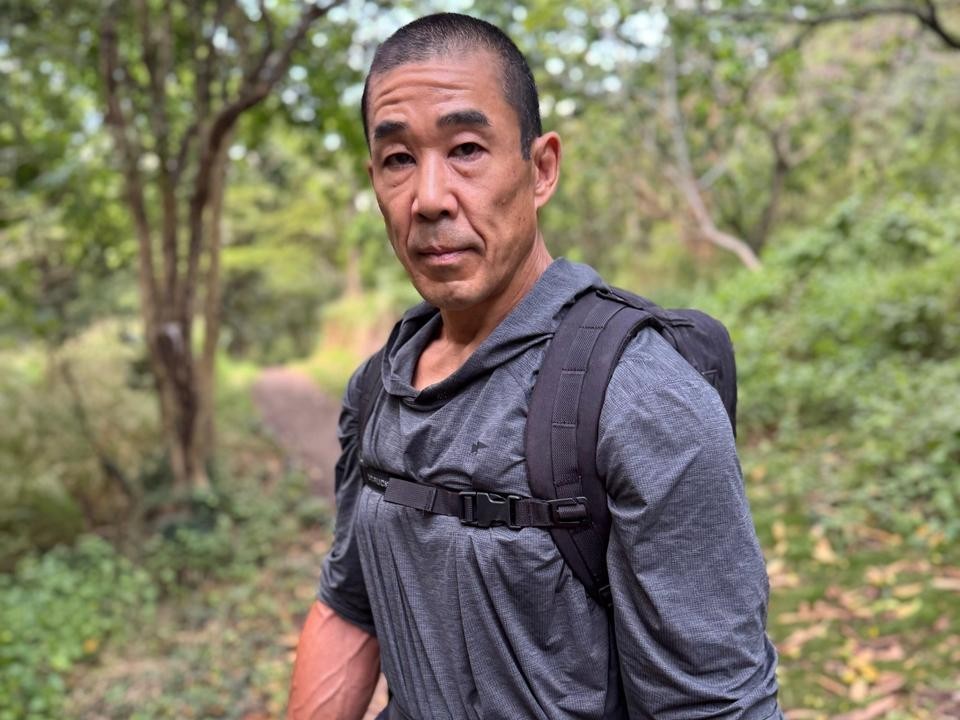 ビル・マエダ氏（56歳）が、重り入りバックパックでラッキングトレーニングを行う様子