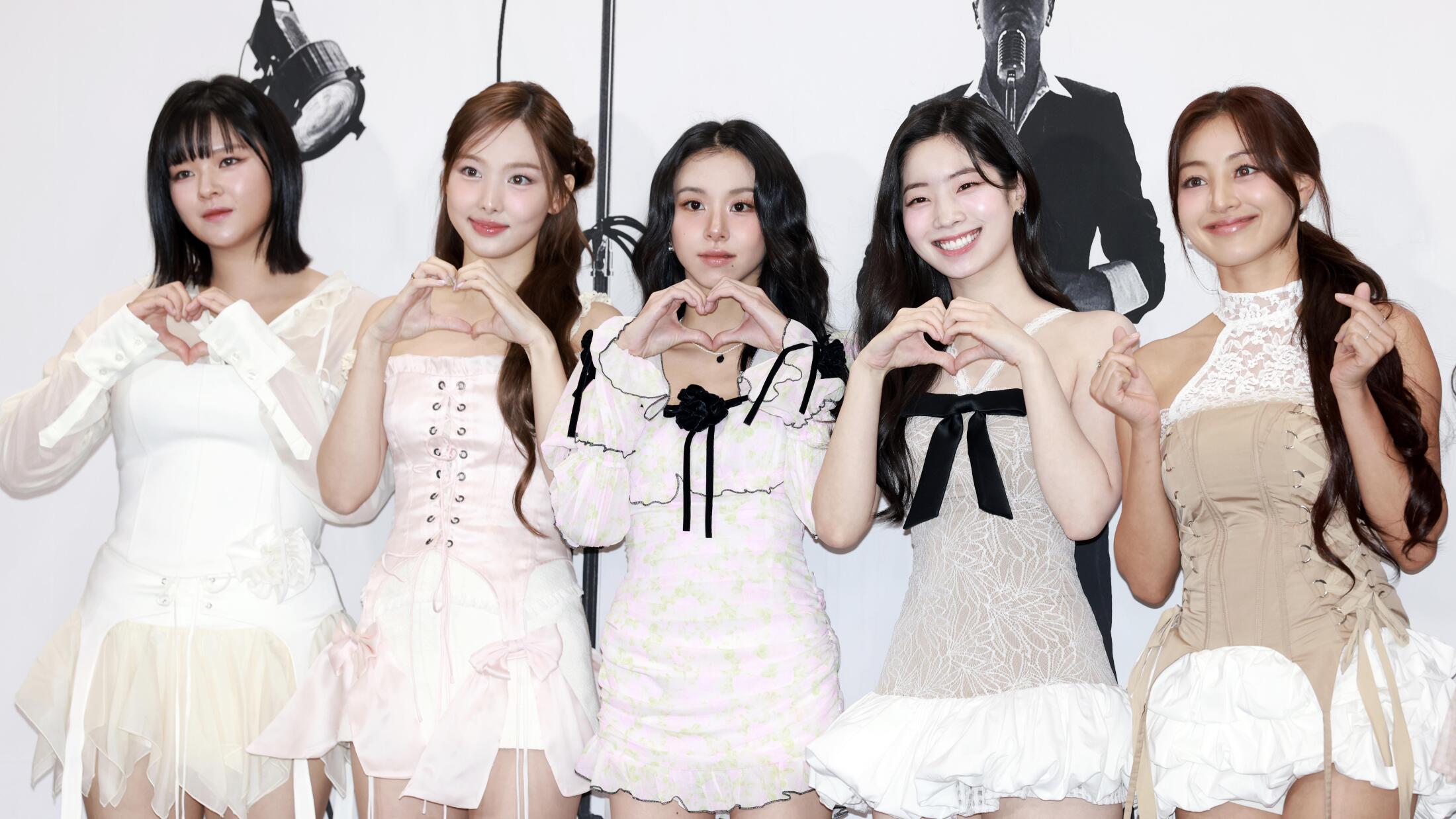 人気K-POPグループTWICEのメンバーたち - 韓国国内での「前座」批判に関連
