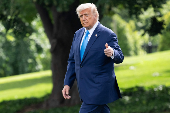 親指を立てて見せるトランプ米大統領（資料写真）