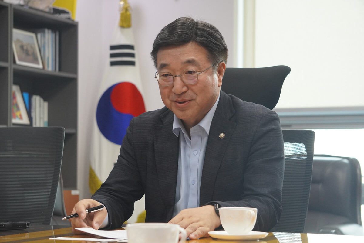 日韓国交正常化60年について時事通信のインタビューに応じる韓国与党「共に民主党」の尹昊重国会議員（ソウル）