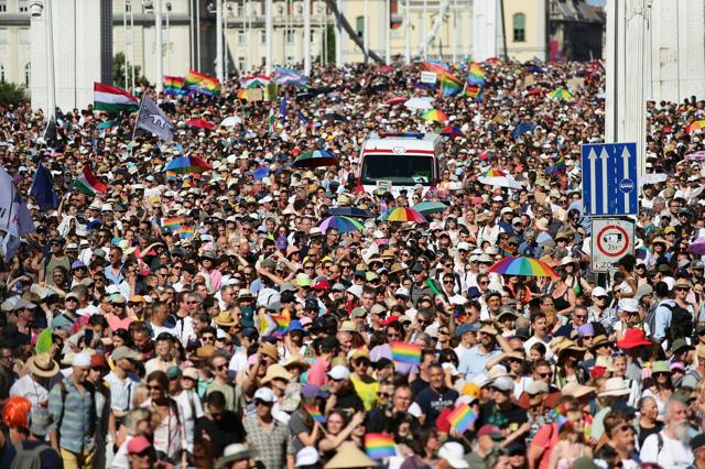 ハンガリーで性的少数者の権利求め行進　政権に反発、10万人規模に