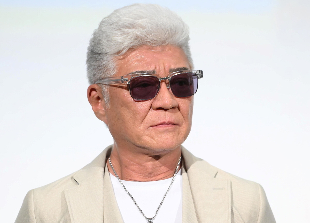 俳優の小沢仁志さんが自身のYouTubeチャンネルで語る様子