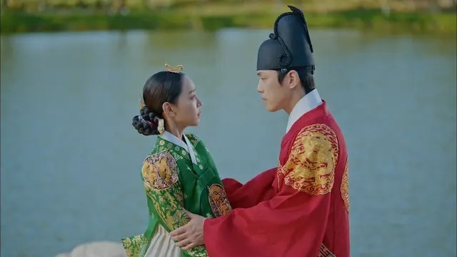 哲仁王后～俺がクイーン⁉～に主演するシン・ヘソン演じる王妃キム・ソヨンが驚いた表情を見せるシーン