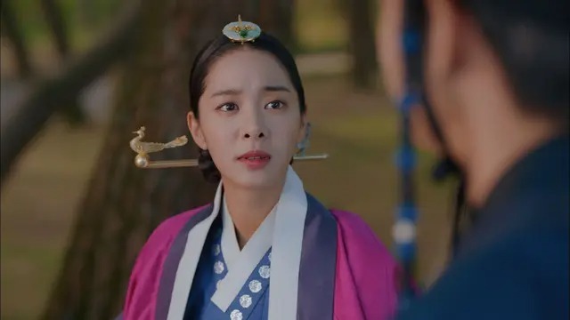 ドラマ「哲仁王后」でシン・ヘソン演じる王妃とキム・ジョンヒョン演じる哲宗が向き合う場面