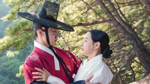 夜に咲く花に主演するイ・ハニ演じるチョ・ヨファが凛々しい表情を見せる