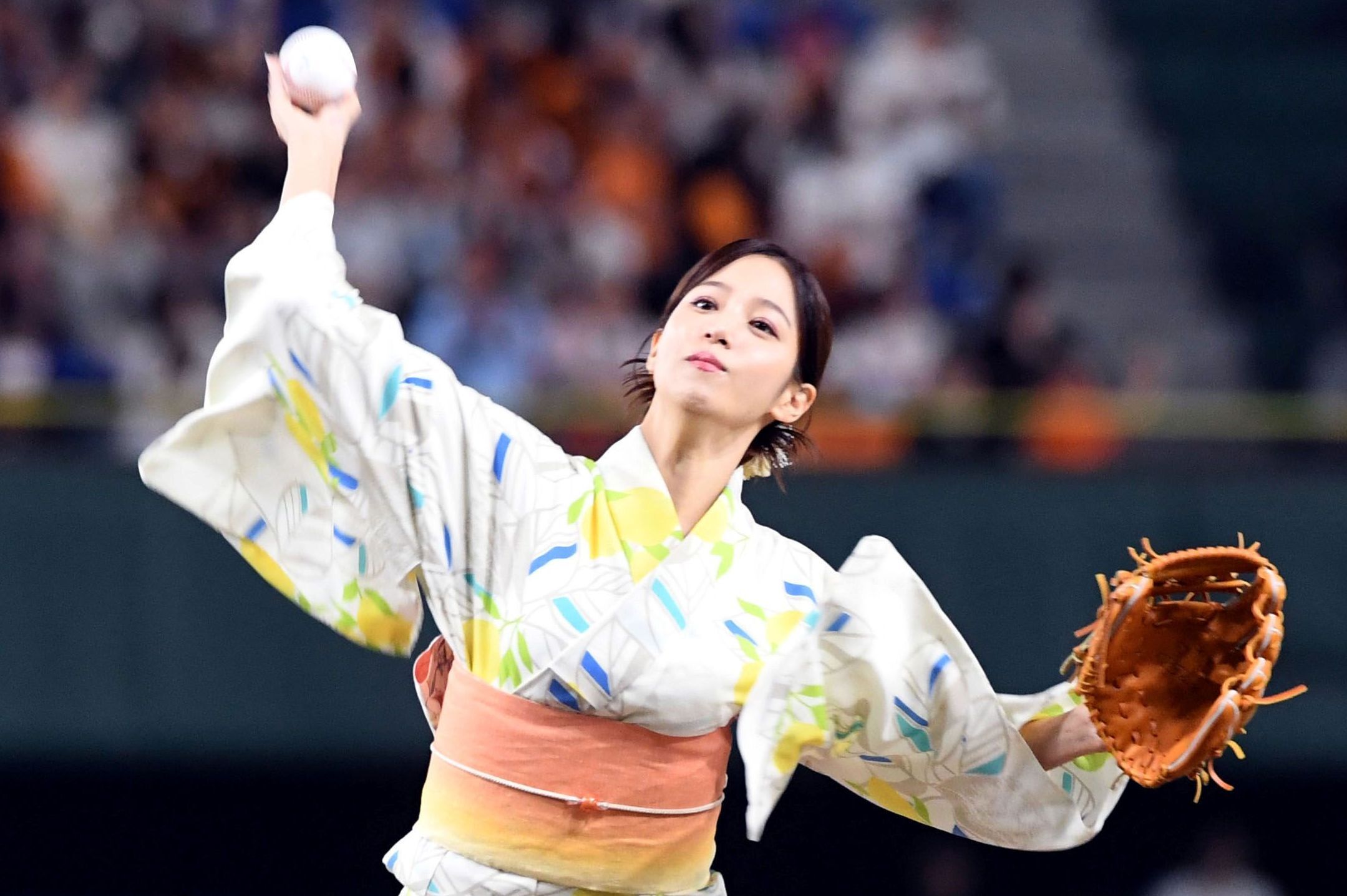 鷲見玲奈が野球場で始球式を行う様子