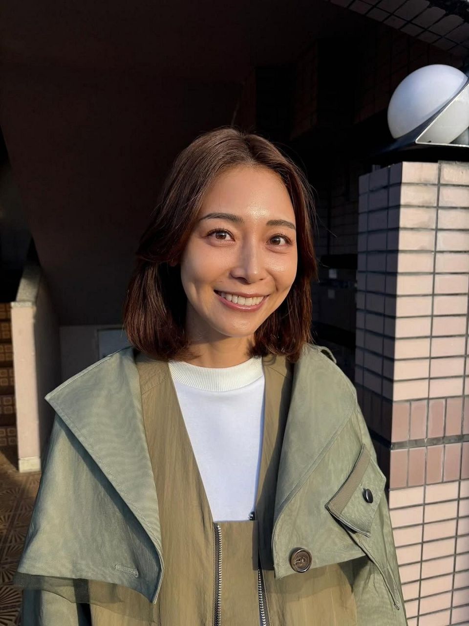 ドラマ「夫よ、死んでくれないか」撮影オフショット 相武紗季と高橋光臣の夫婦役の二人が笑顔で寄り添う