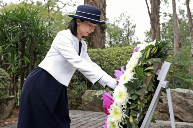 沖縄訪問に先立つご公務：天皇陛下がブラジル訪問中に献花される様子
