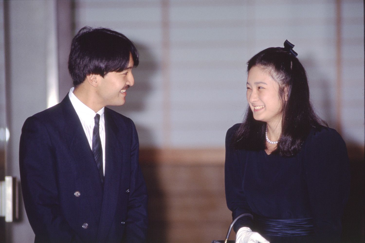 1989年9月12日、婚約内定記者会見を終えられた礼宮さま（現秋篠宮さま）と川嶋紀子さん（現紀子さま）。和やかな雰囲気の写真。