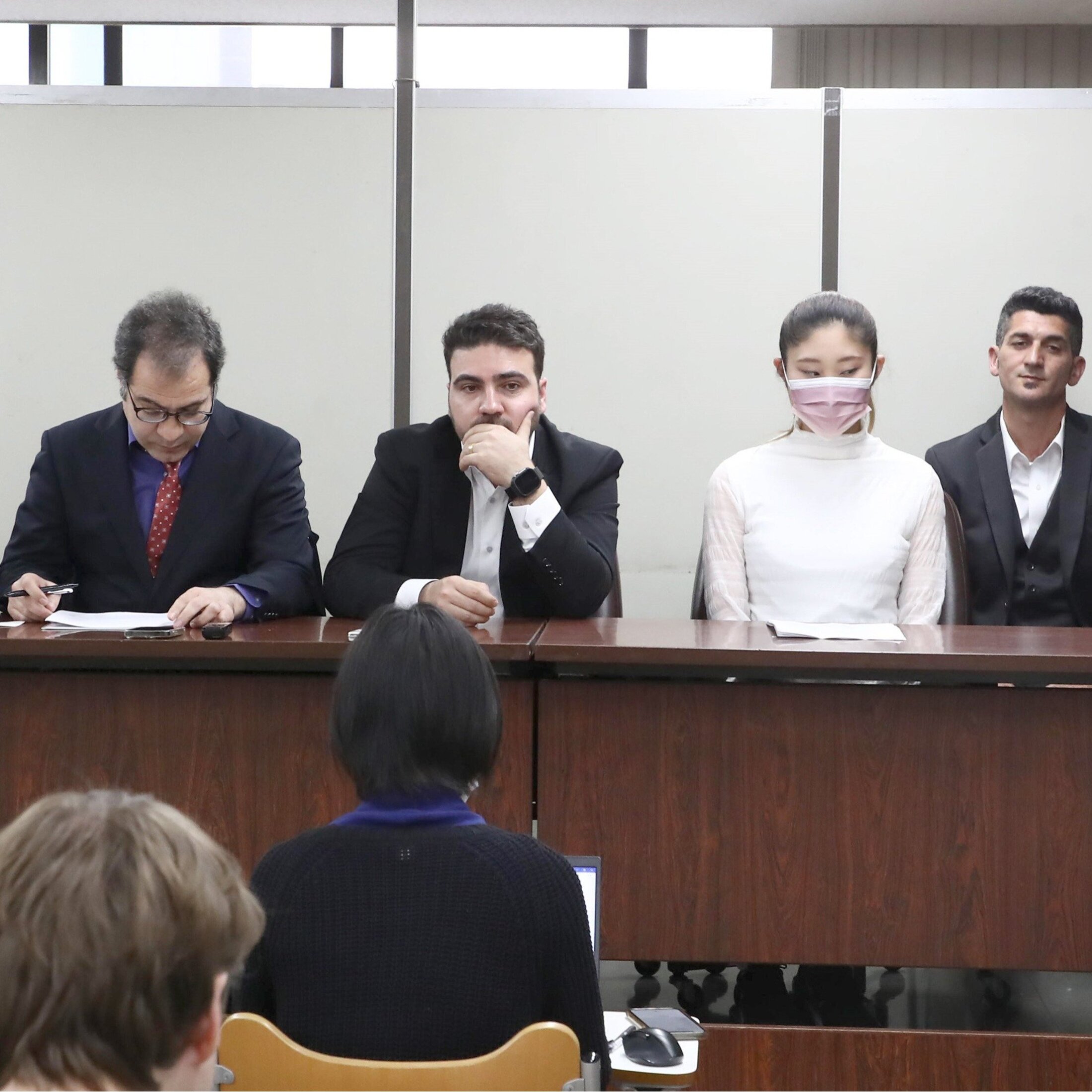 埼玉県川口市で発生したクルド人関連の事案を受け、病院周辺に集まった人々