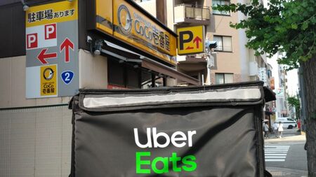 ココイチのロースカツカレー。店舗価格は約10年前の1.5倍近くになり、ウーバーイーツでは2000円水準に達することも。（著者撮影）
