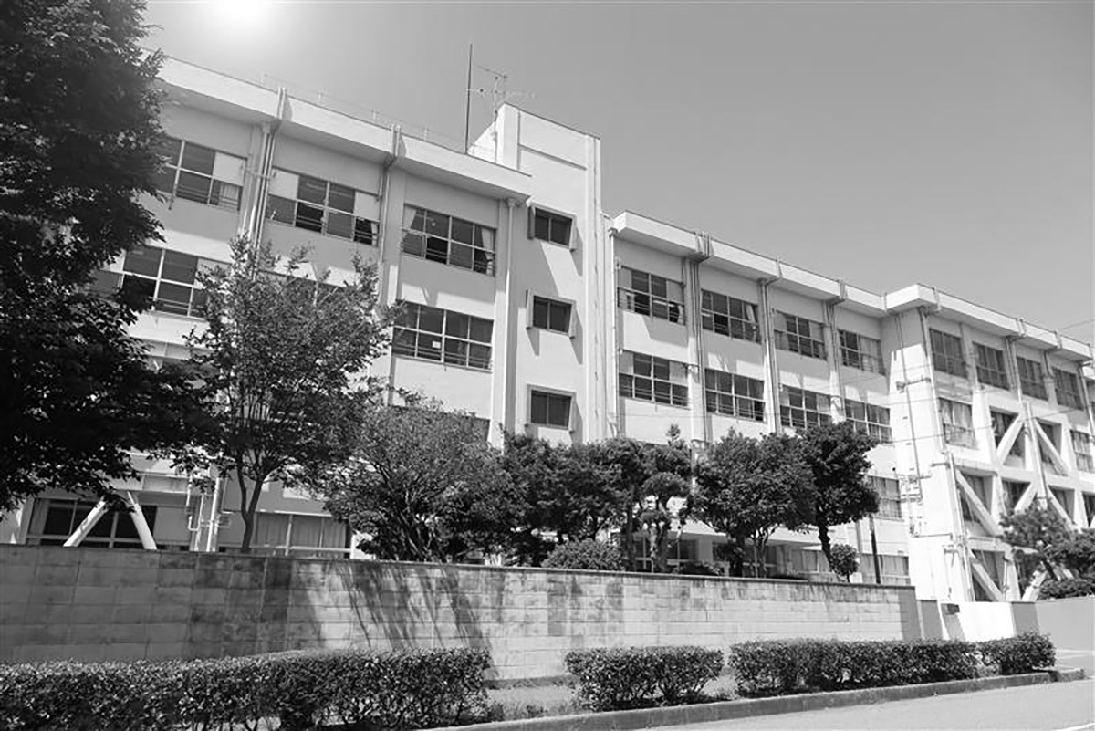 学校のイメージ。モンスターペアレント問題に関連。