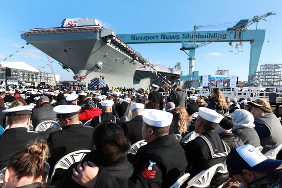 2019年に米バージニア州ニューポートニューズ造船所で行われた米海軍の空母USSジョン・F・ケネディ進水式の様子