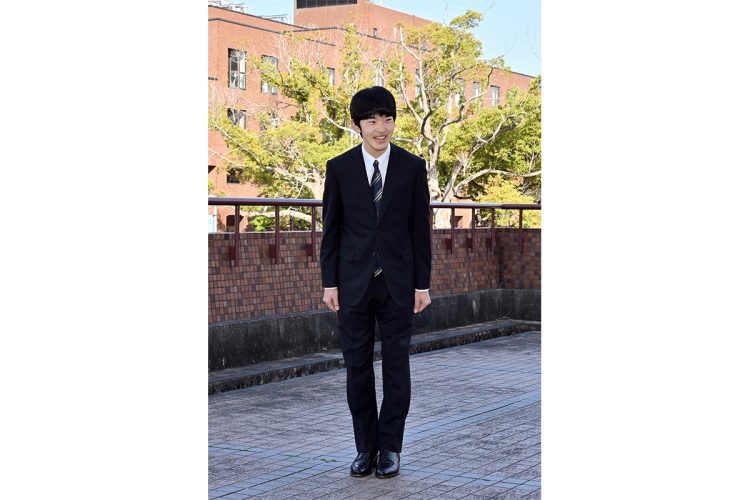 筑波大学での学生生活を送る悠仁さま。キャンパス内にて