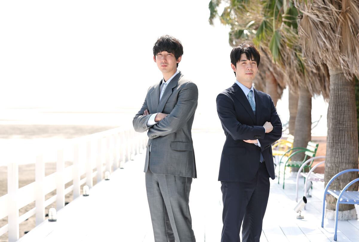 木更津市の龍宮城スパホテル三日月で行われる棋聖戦第3局の対局場検分後、記念撮影に応じる藤井聡太棋聖（右）と杉本和陽六段。