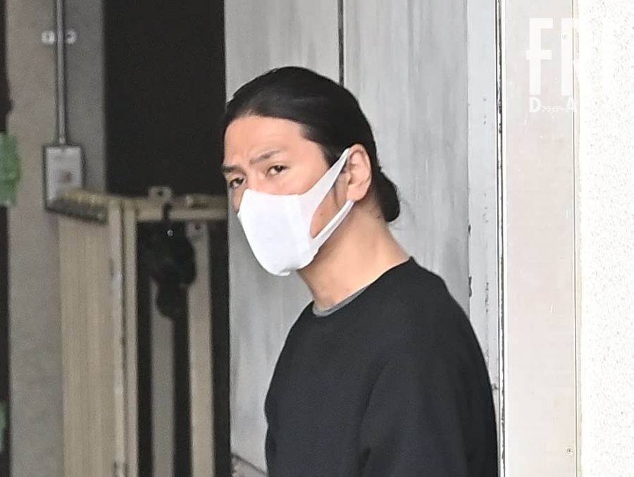 特殊詐欺事件に関与した疑いで逮捕された俳優・宮島三郎容疑者、送検時にカメラを睨む