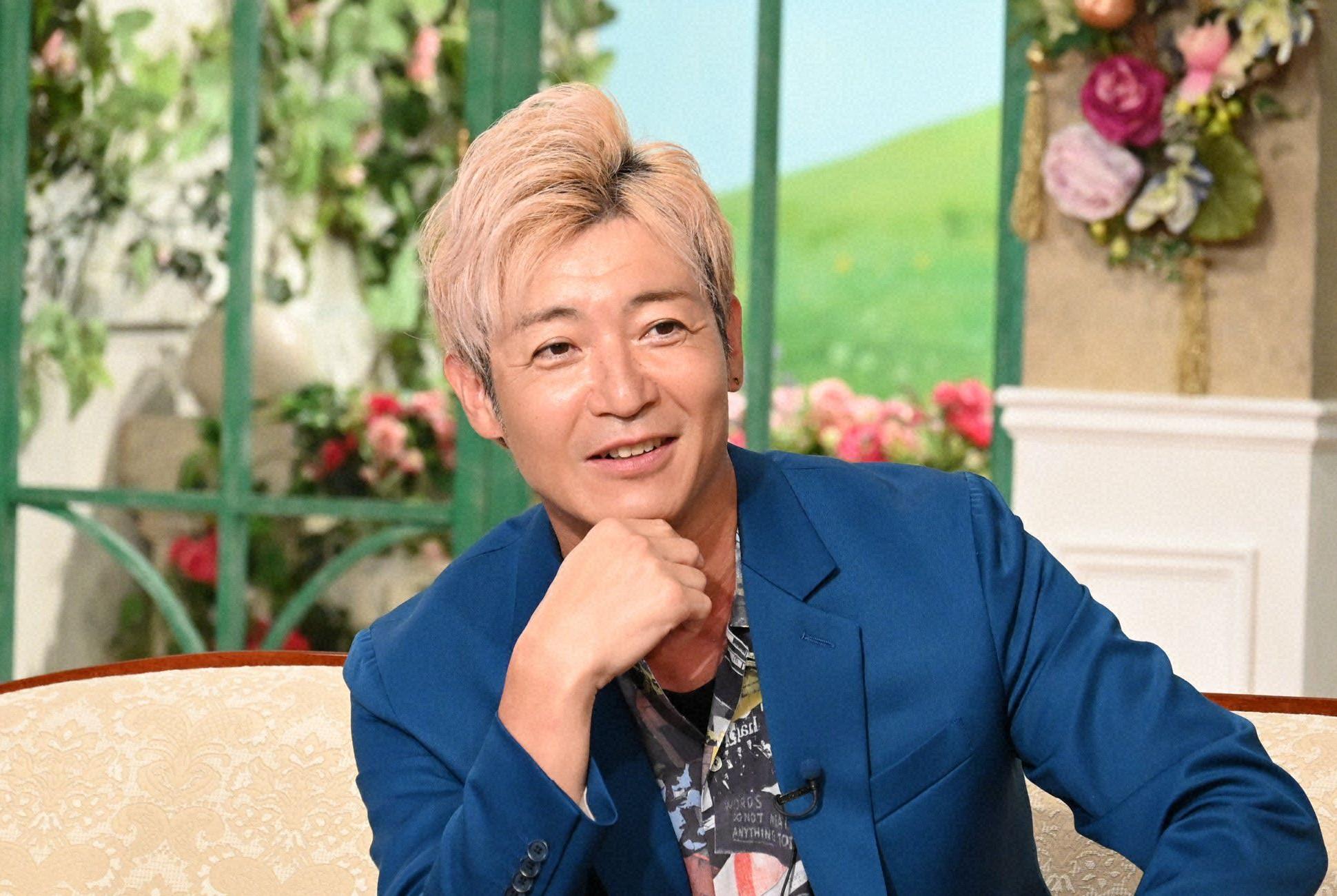 徹子の部屋に出演し、笑顔で語るつるの剛士さん
