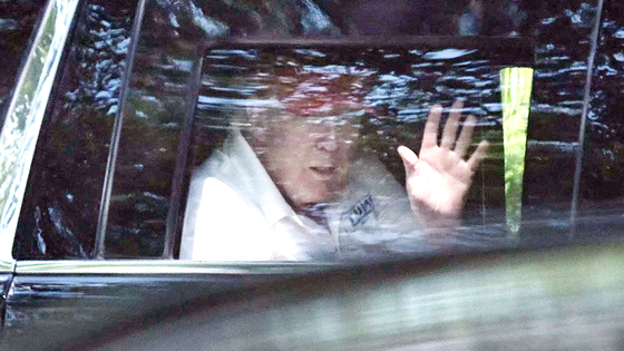 貿易政策発言後、バージニア州を出発するトランプ前米大統領