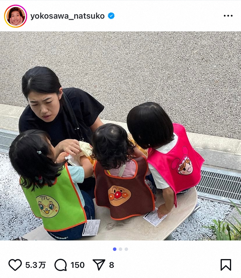 アンパンマンミュージアムで娘たちを見守る横澤夏子。なかよしマントを着た三姉妹と