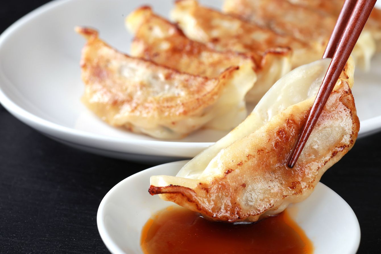 熱々の焼き餃子が並べられた皿。戦後の日本で広まった大衆的な中華料理の象徴。