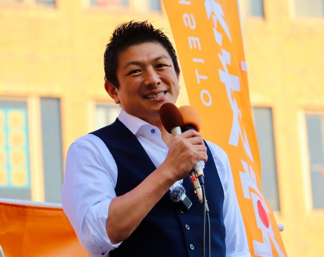 参政党代表の神谷宗幣氏が大阪府吹田市での街頭演説で聴衆に語りかける様子