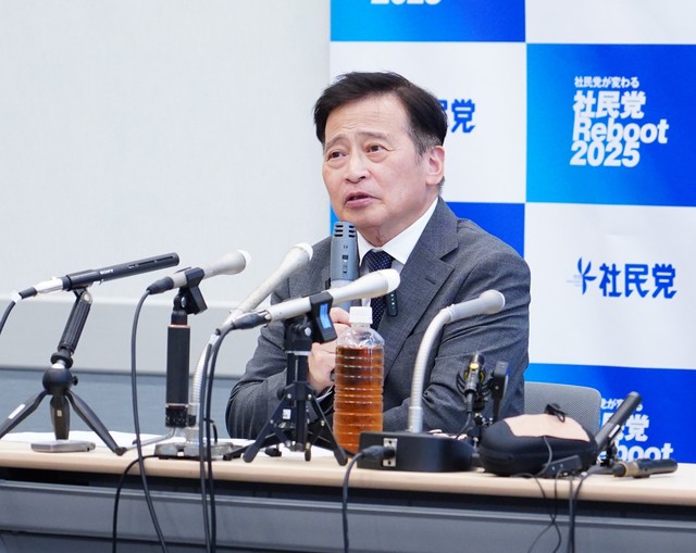 参院選出馬を表明するラサール石井氏（国会内での記者会見にて）