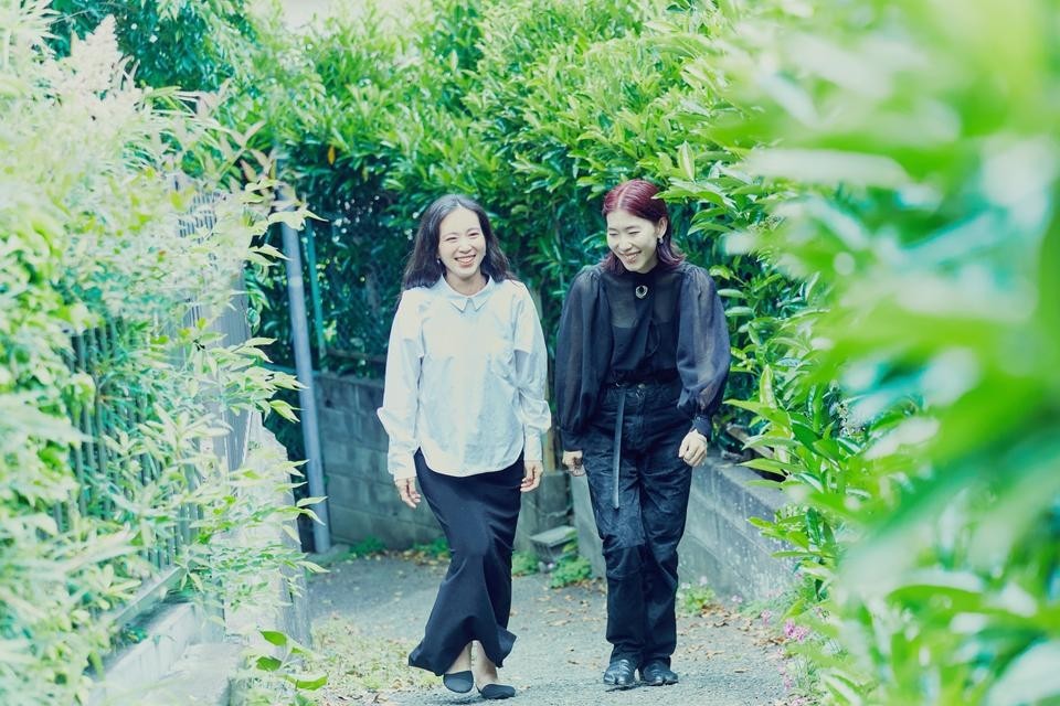葉山で同居生活を送るシングルマザーの林さん、鈴木さんと4人の子どもたちがリビングで過ごす様子