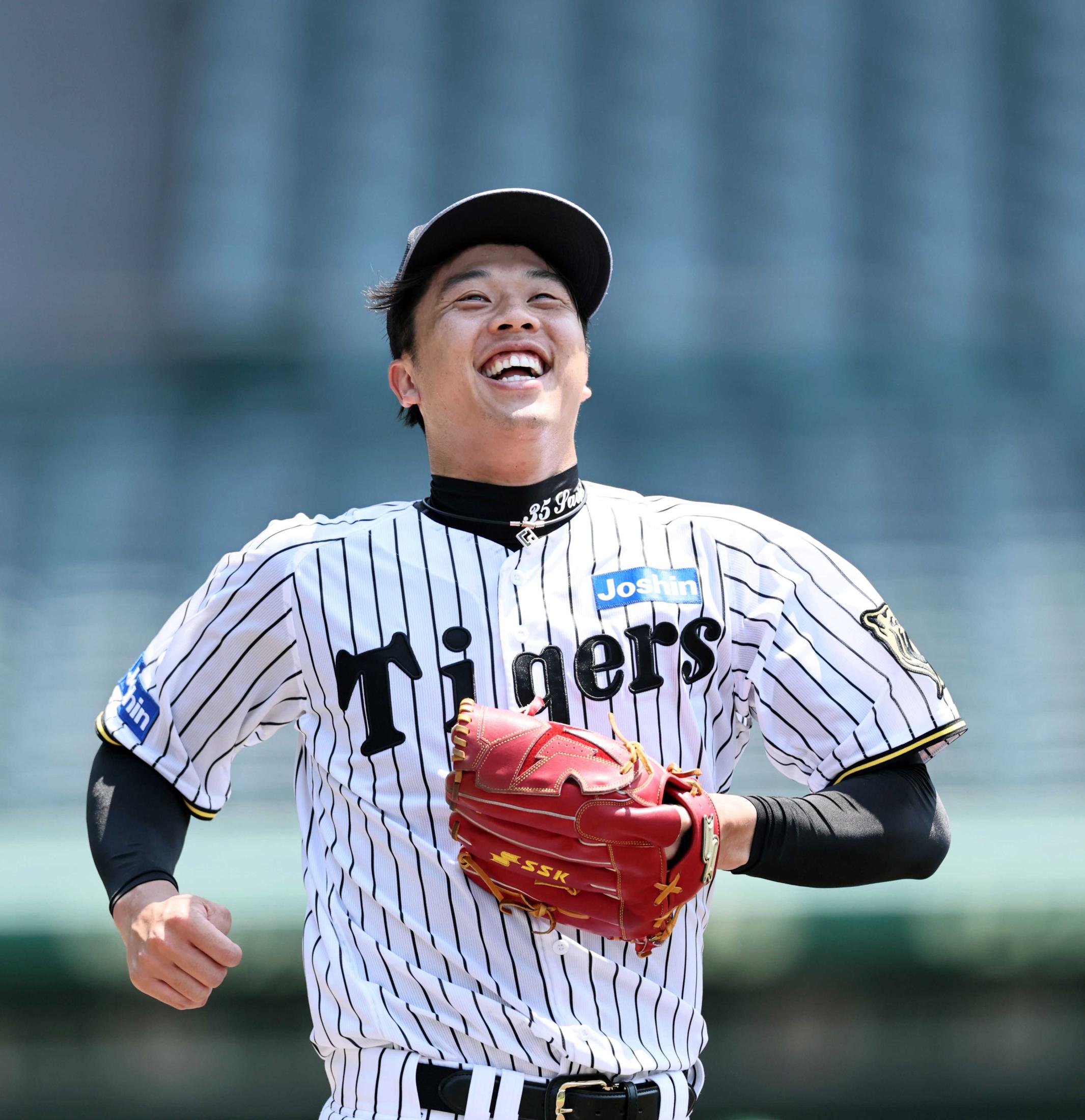 阪神19 小林繁投手 1981 7月 シルバー賞トロフィー 阪神19 小林繁投手 1981 7月 シルバー賞トロフィー（助っ人外国