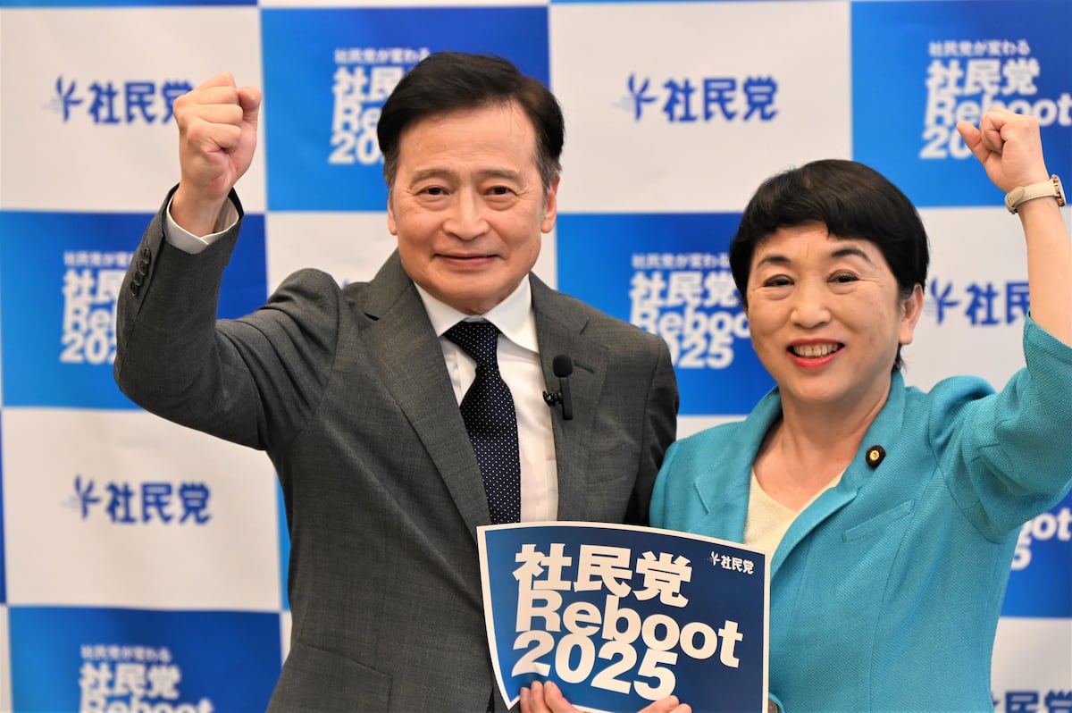 参院選出馬表明記者会見で、社民党のラサール石井氏（左）と福島瑞穂党首