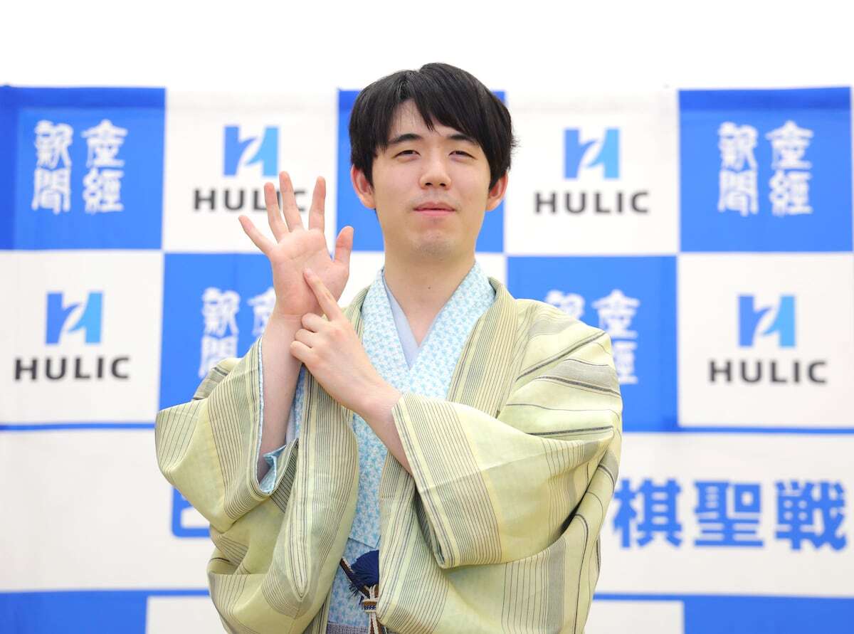 藤井聡太棋聖が棋聖戦6連覇を達成し、指で「6」のポーズを取る様子