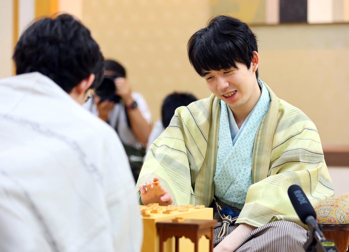 棋聖戦第3局の感想戦を行う藤井聡太棋聖。ヒューリック西浦会長は対局を見て「ものすごい天才的な勉強をしている」とコメントした場面。