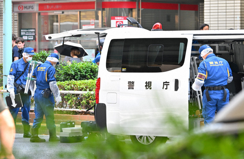 事件現場近く、東京都豊島区東池袋3のサンシャイン60周辺で捜査を行う警察官ら