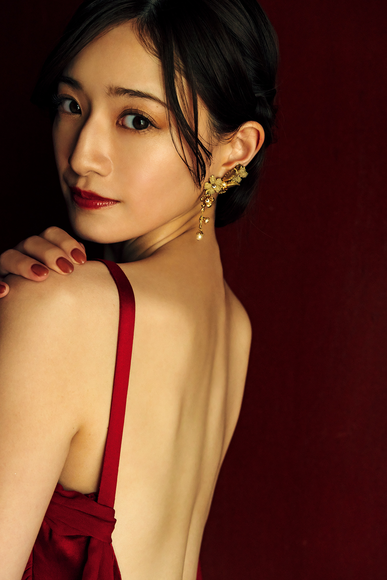 ファッション 元乃木坂中田花奈が写真集重版で美背中全開＆大胆手ブラ公開 アイドル